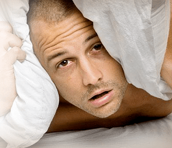 rozrušený muž, ktorý chce zväčšiť svoj penis